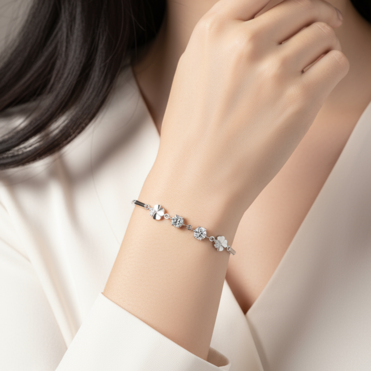 クローバーダイヤブレスレット | 輝く小さな幸せ