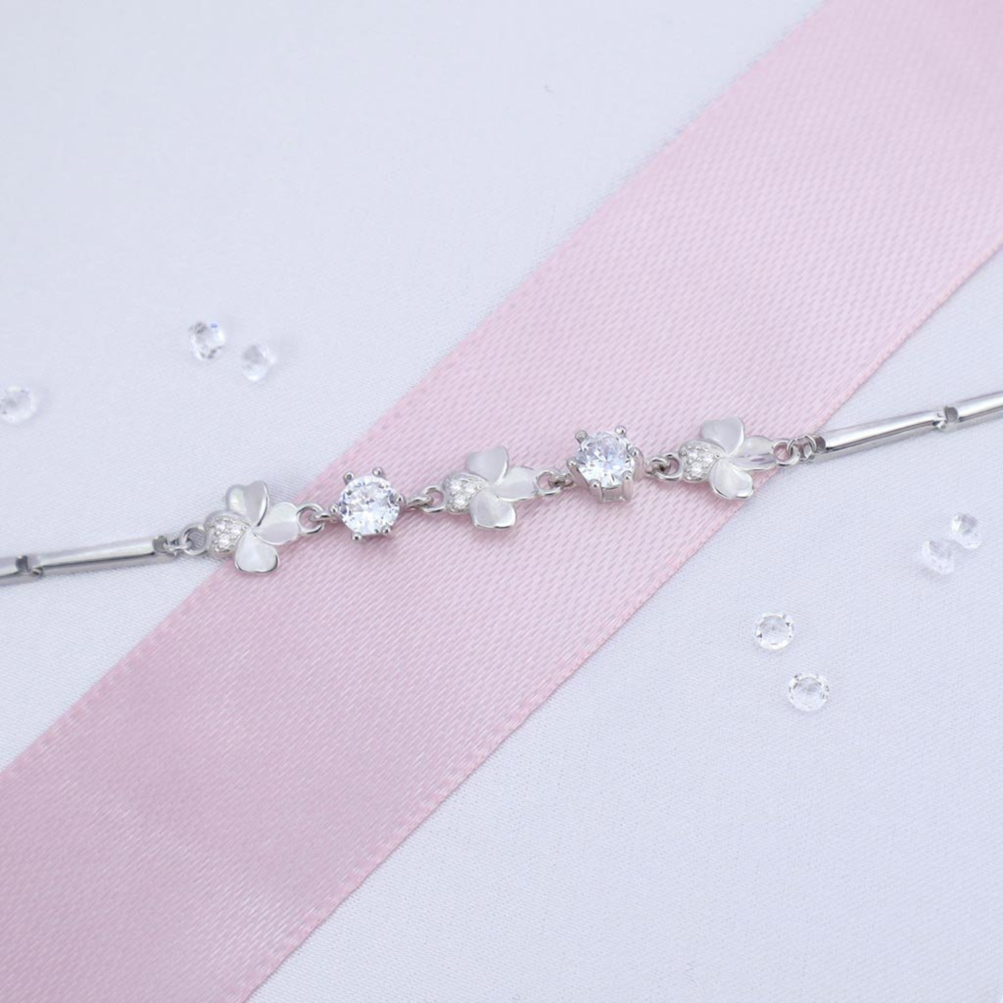 クローバーダイヤブレスレット | 輝く小さな幸せ